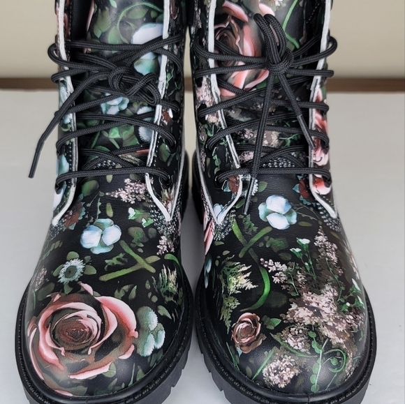 Timberland Women Heritage 6" WATERPROOF Black Floral Roses Nubuck Boots Size 6.5 - Picture 2 of 7